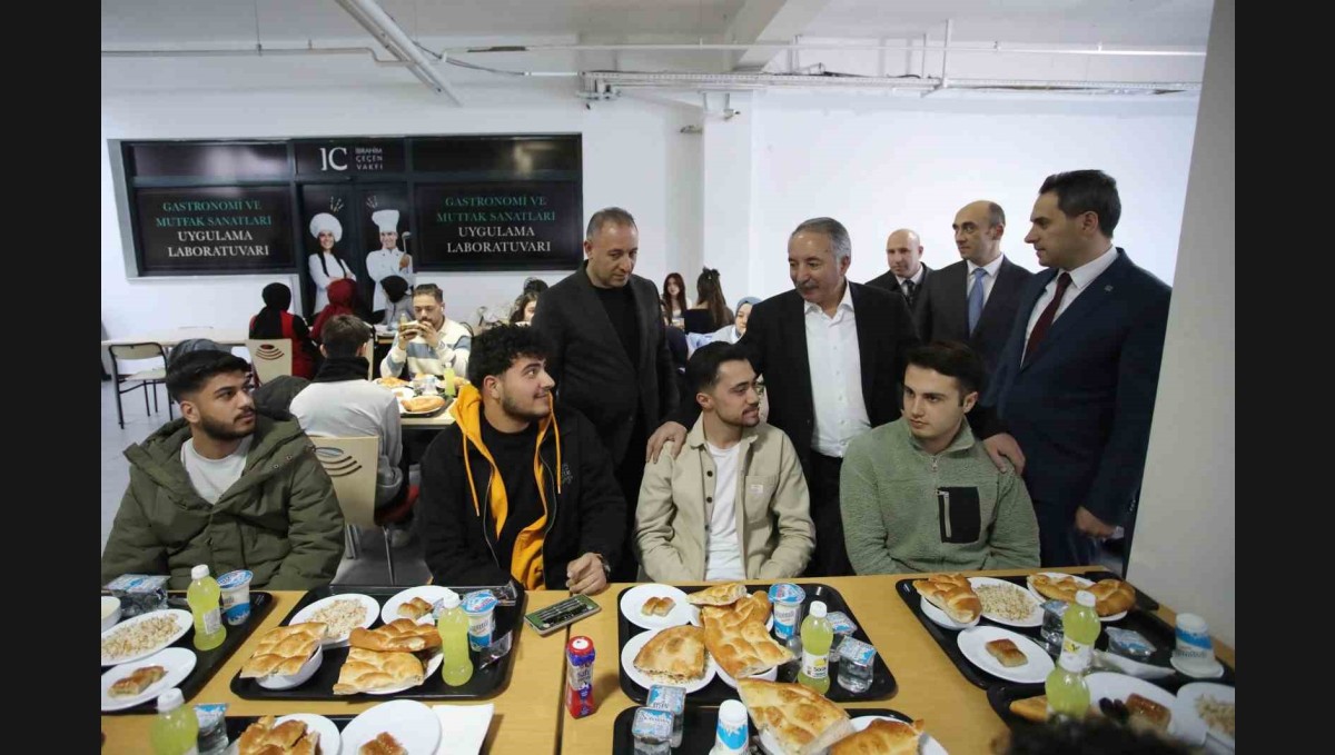 Prof. Dr. Karabulut, öğrenciler ile iftar yemeğinde bir araya geldi