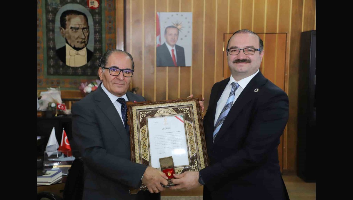 Prof. Dr. Yıldırım, İran'dan aldığı ödülü Rektör Hacımüftüoğlu ile paylaştı