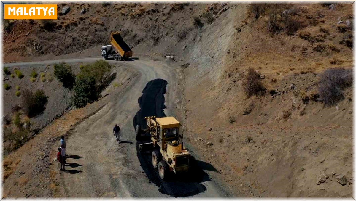 Pütürge ilçesinde yol iyileştirme çalışmaları sürüyor