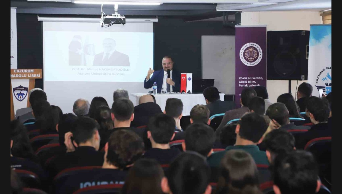 Rektör Hacımüftüoğlu, eğitim gördüğü lisede kariyer söyleşisine katıldı