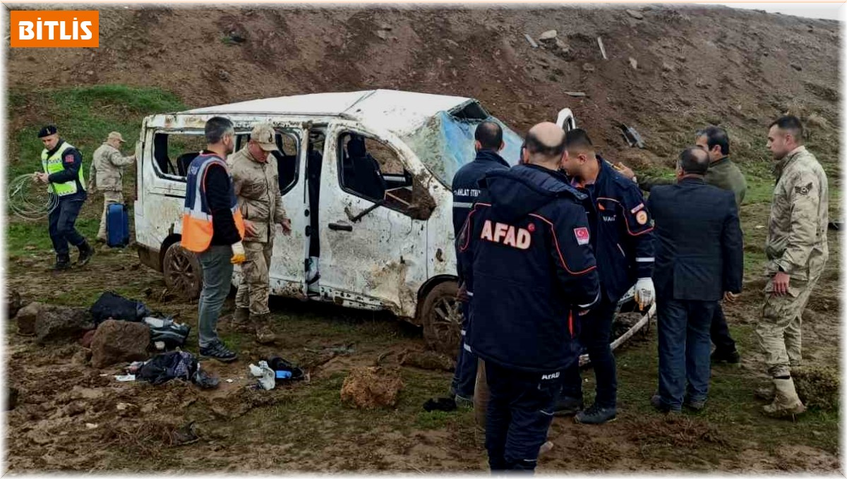 Sağlık personelini taşıyan minibüs şarampole yuvarlandı: 13 yaralı