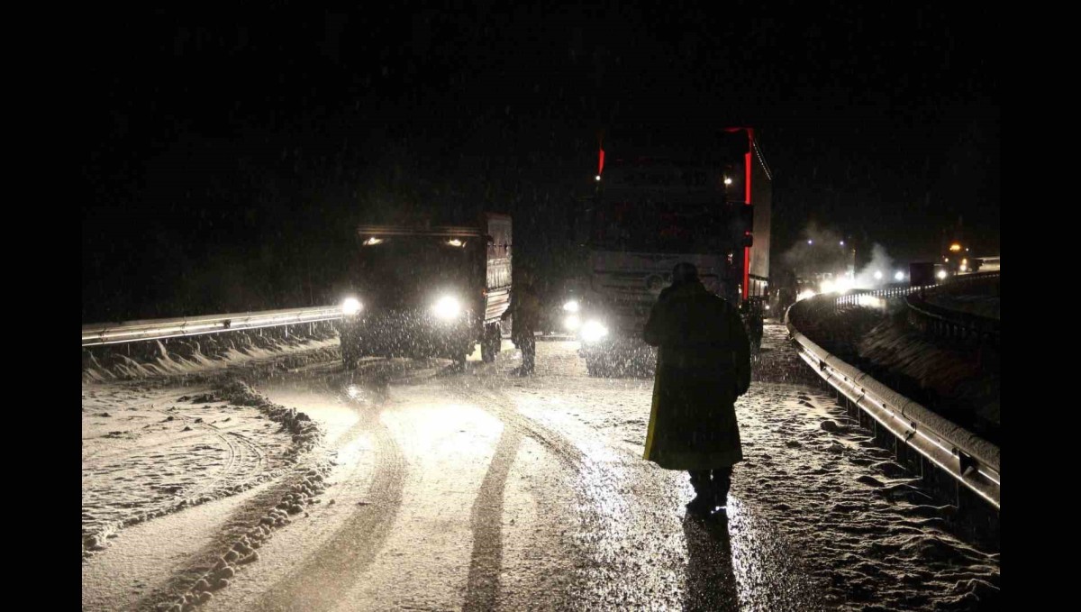 Sakaltutan ve Ahmediye geçitlerinde kar ve tipi etkili oldu