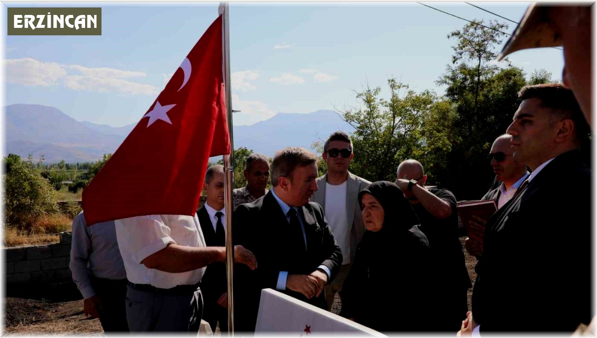 Şehit mezarına bayrak asma töreni düzenlendi