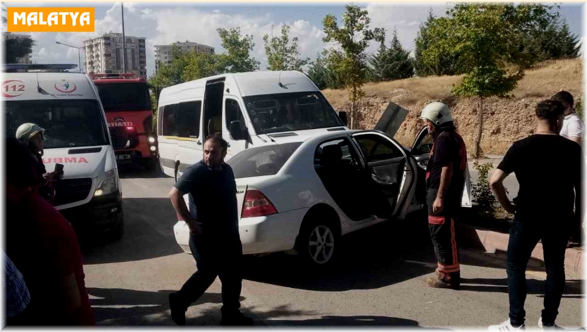 Servis aracı ile otomobil çarpıştı: 5 yaralı