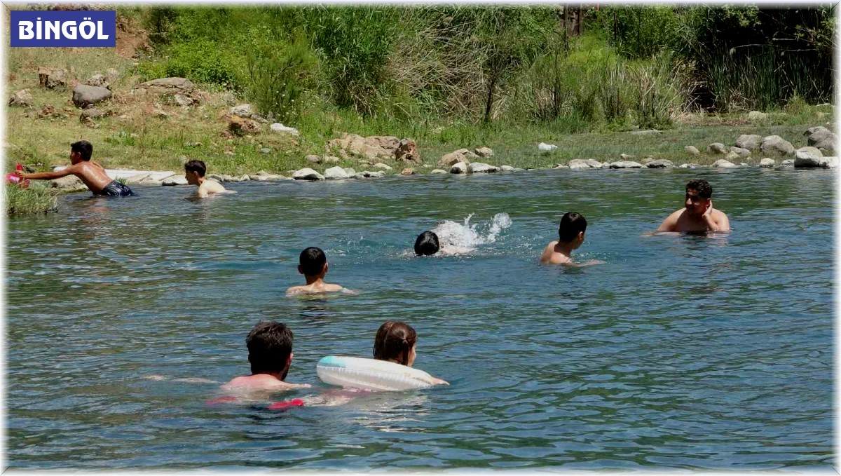 Sıcaktan bunalanlar doğal kaynak suyunda hem serinliyor hem de yüzmeyi öğreniyor