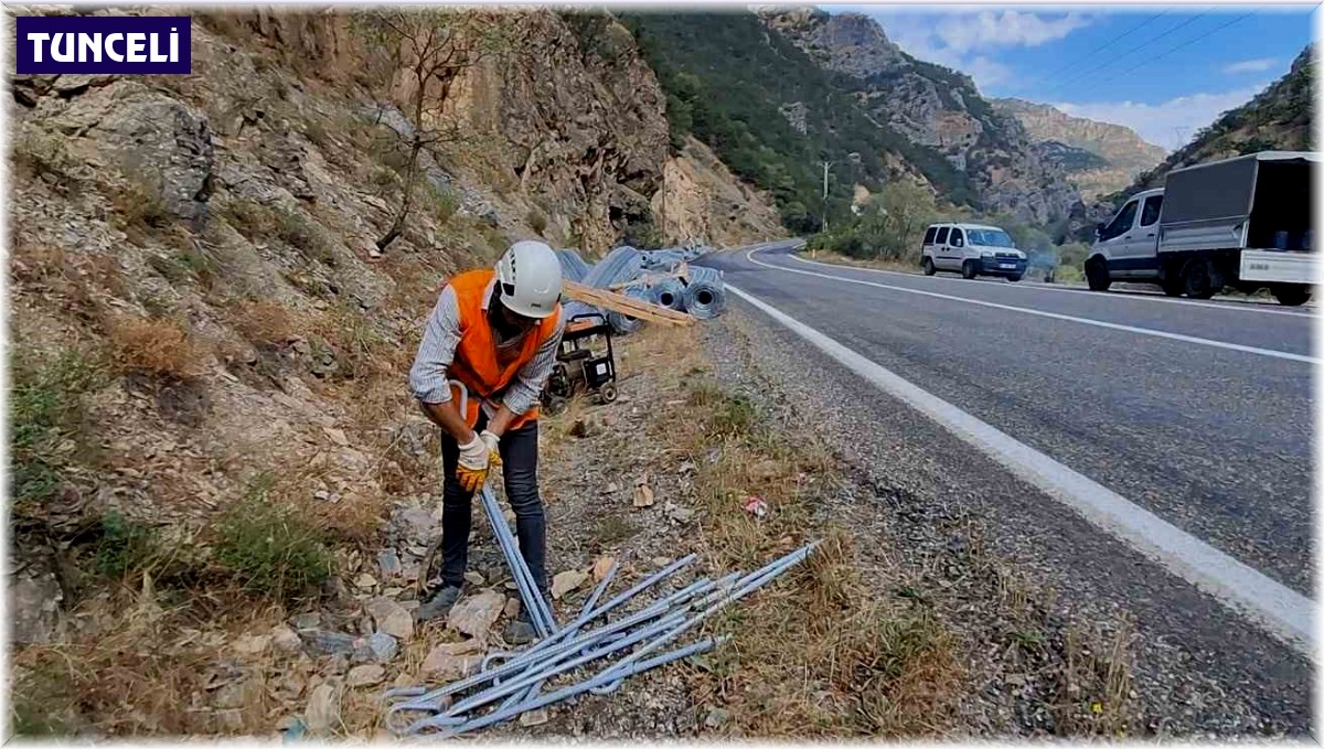 Sık sık kaya düşmeleri yaşanan yola çelik halatlar çekilmeye başlandı