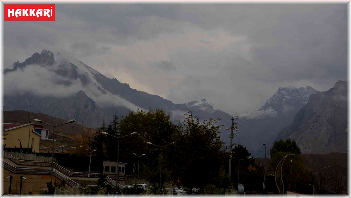 Sümbül Dağı zirvesine mevsimin ilk karı düştü