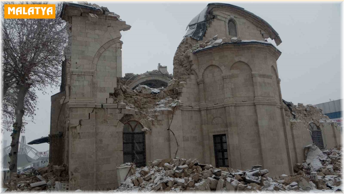 Tarihi cami depremde yıkıldı