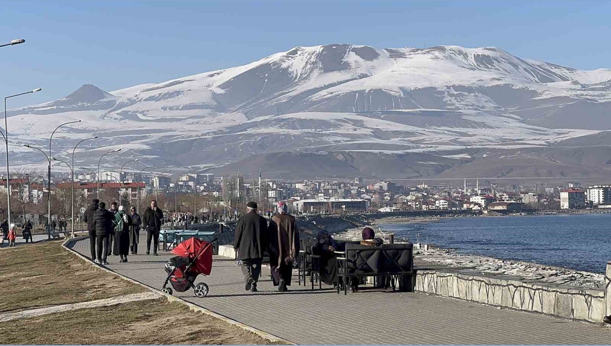 Tatvan'da güneşli havayı fırsat bilen vatandaşlar sahile akın etti