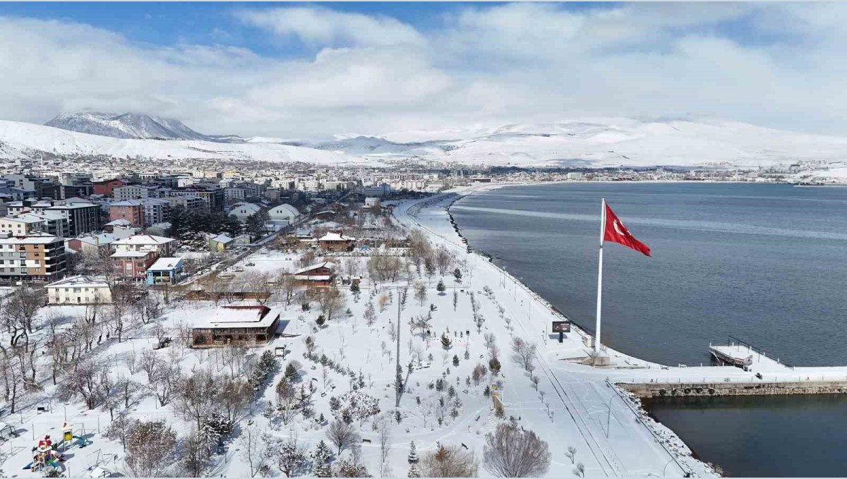 Tatvan'da kar yağışından sonra kartpostallık görüntüler