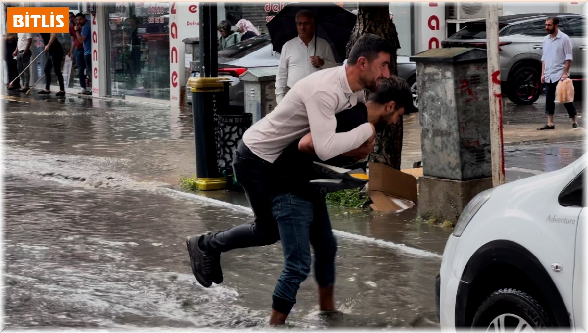 Tatvan'da sağanak nedeniyle iş yerini su bastı