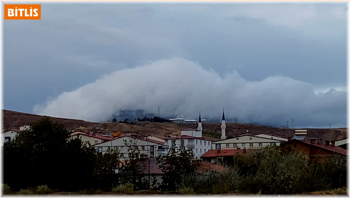 Tatvan'da yağmur bulutları görsel şölen oluşturdu