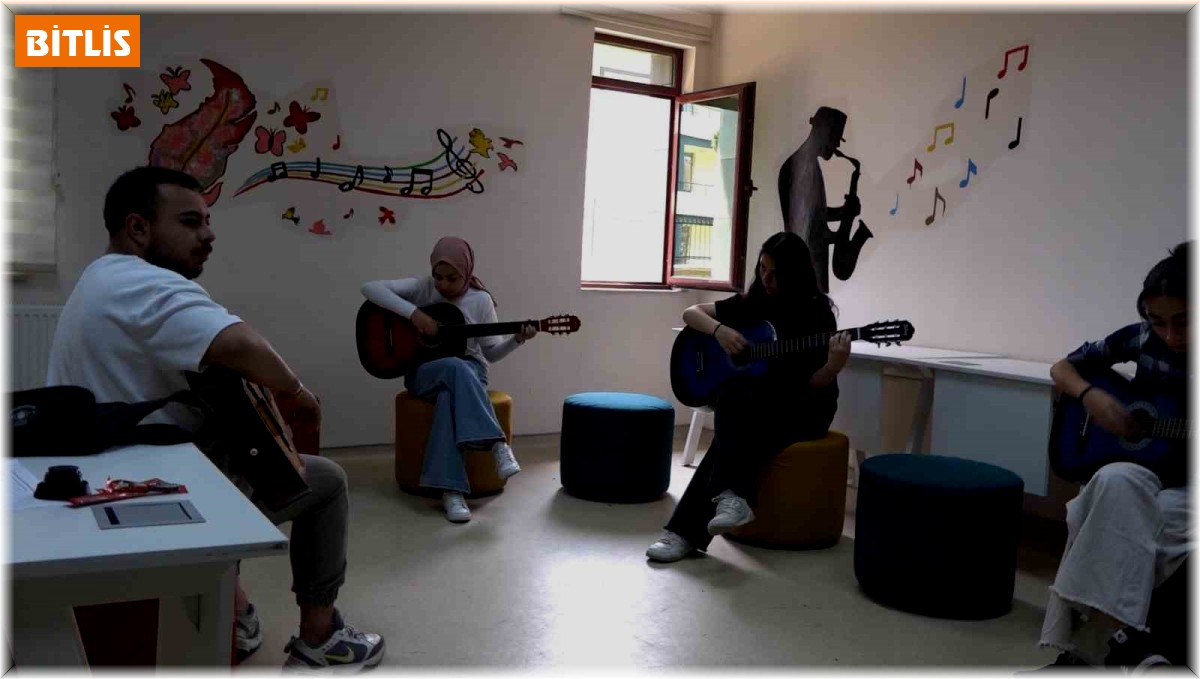 Tatvan Gençlik Merkezi'ndeki gitar kursu yoğun ilgi görüyor