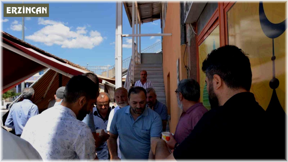 Tercan'da camii cemaatine aşure dağıtıldı