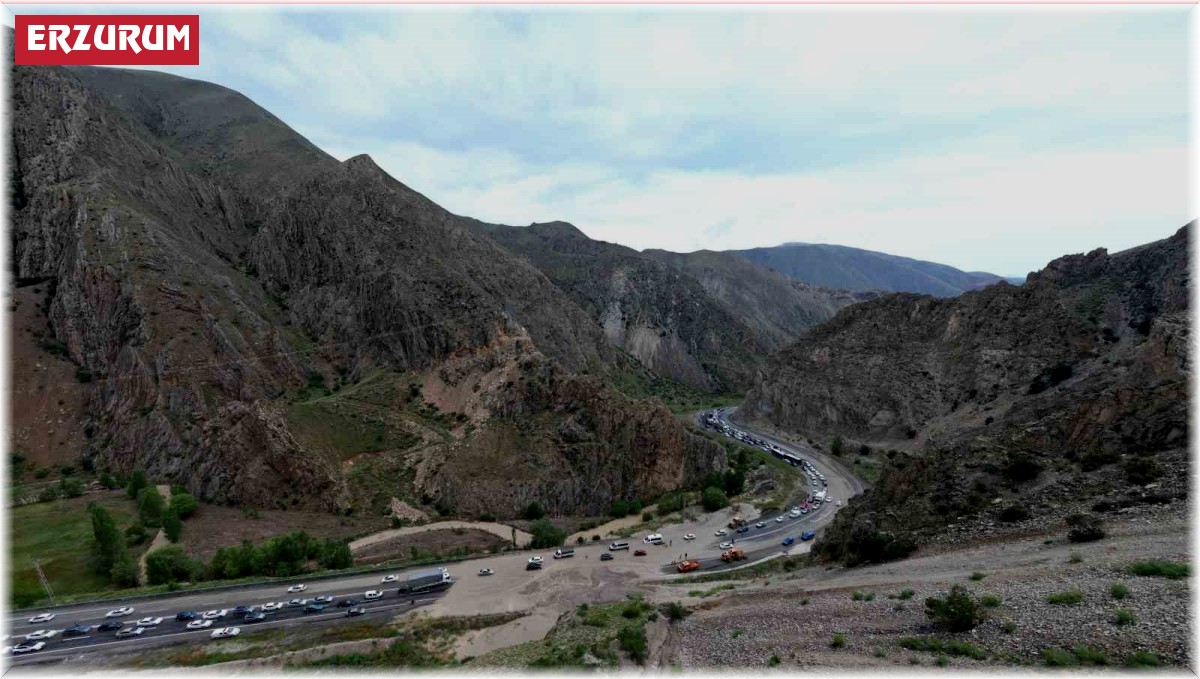 Tortum'da heyelan: Erzurum-Artvin karayolu trafiğe kapandı