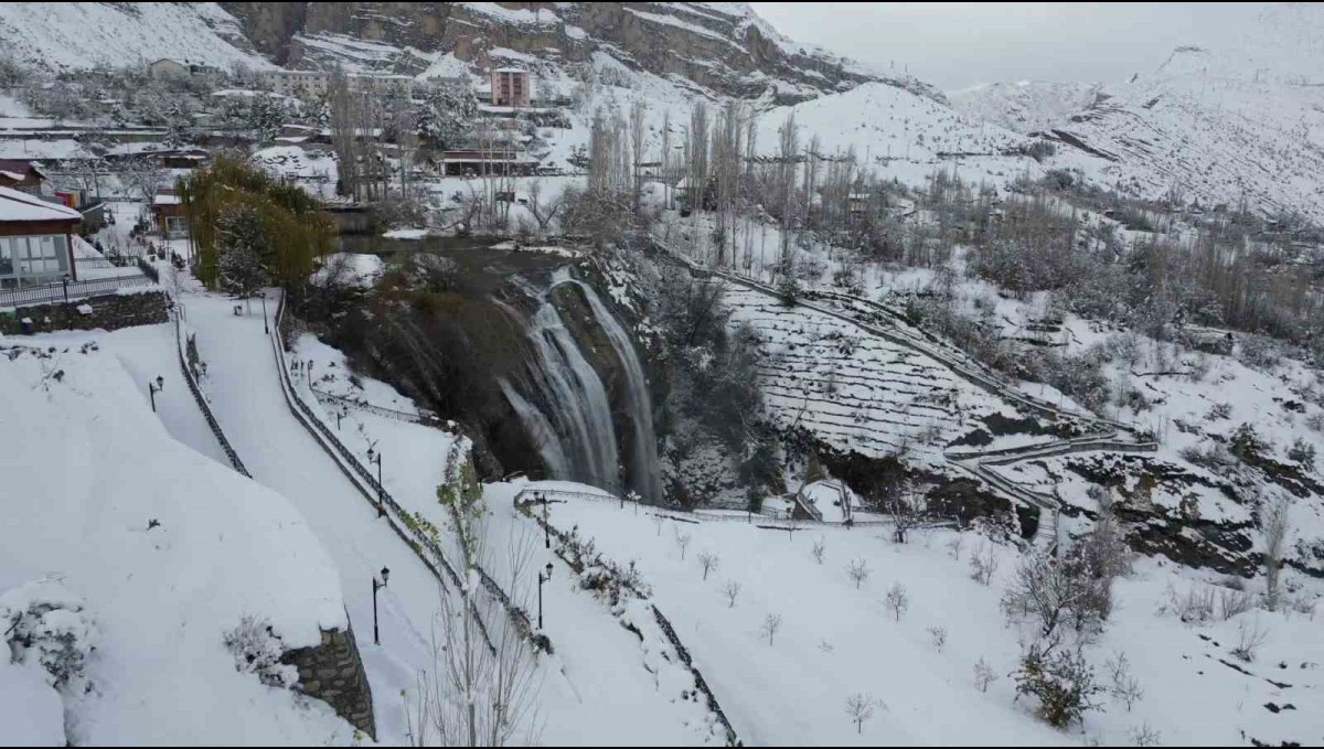 Tortum Şelalesi karla bütünleşti