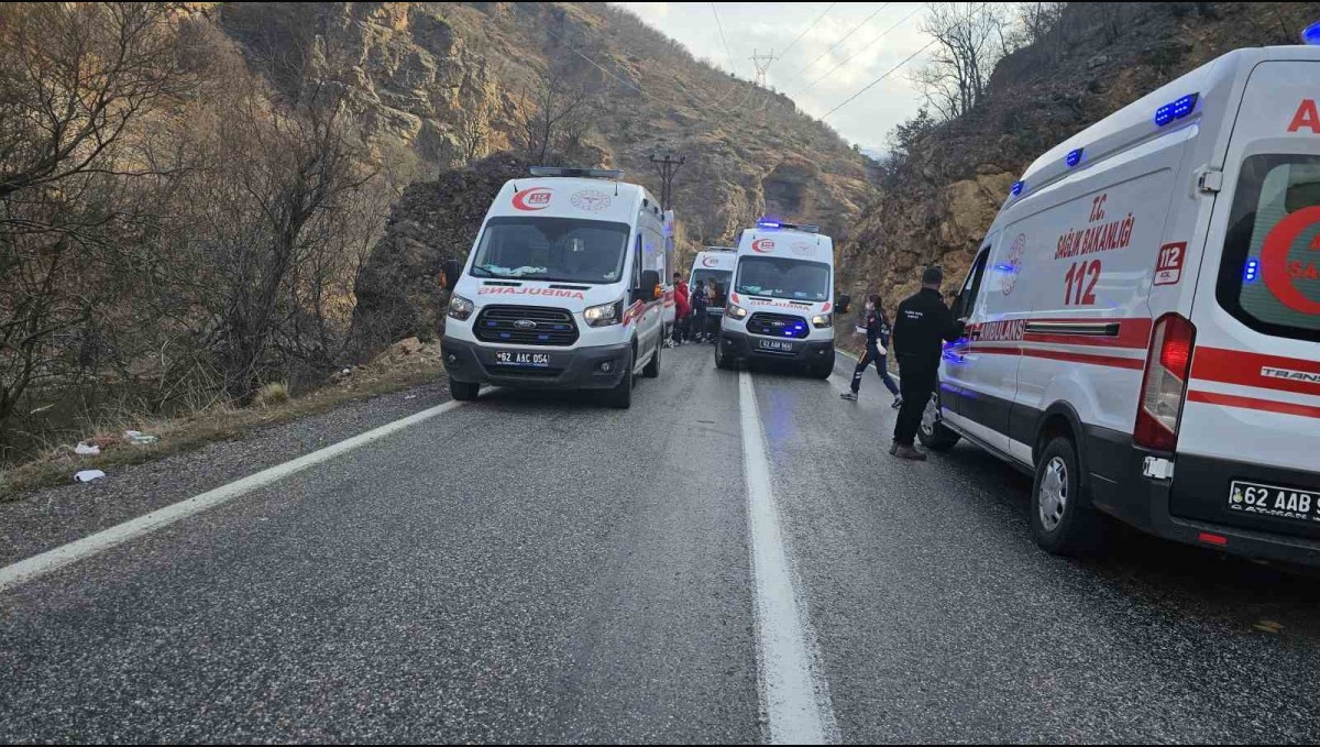 Tunceli'de feci kaza: Otomobil kayaya çarptı 1, ölü 5 yaralı