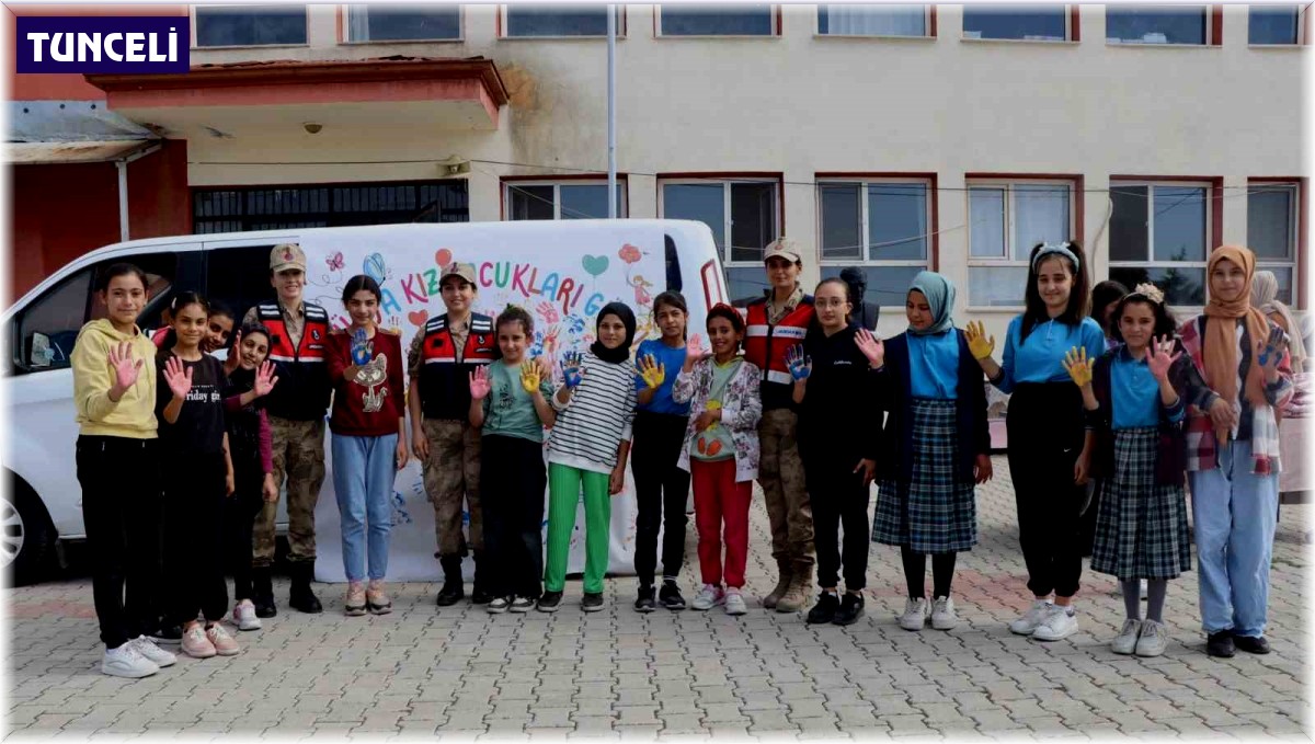 Tunceli'de jandarma, kız çocukları ile bir araya geldi