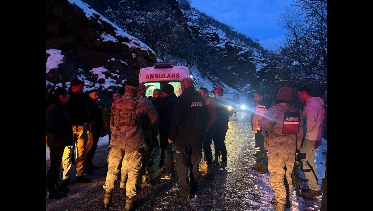 Tunceli'de kar yağışı nedeniyle kayganlaşan yolda kaza: 3 yaralı