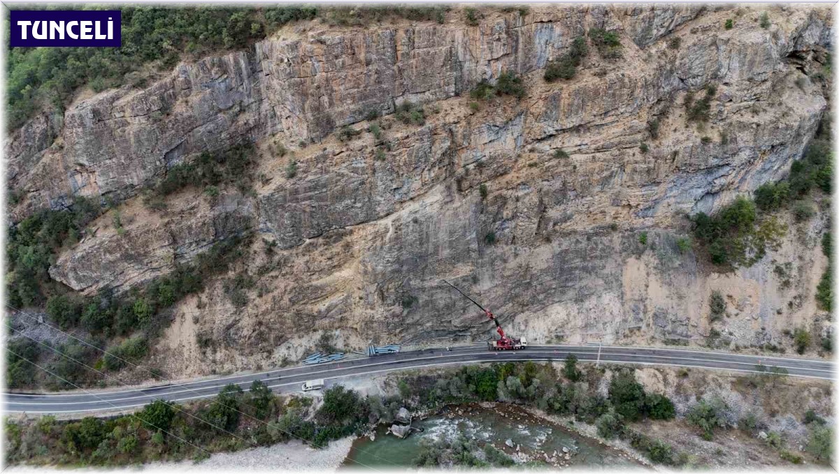 Tunceli'de kaya düşmelerinin ölüm ve yaralanmalara sebep olduğu yola çelik ağ