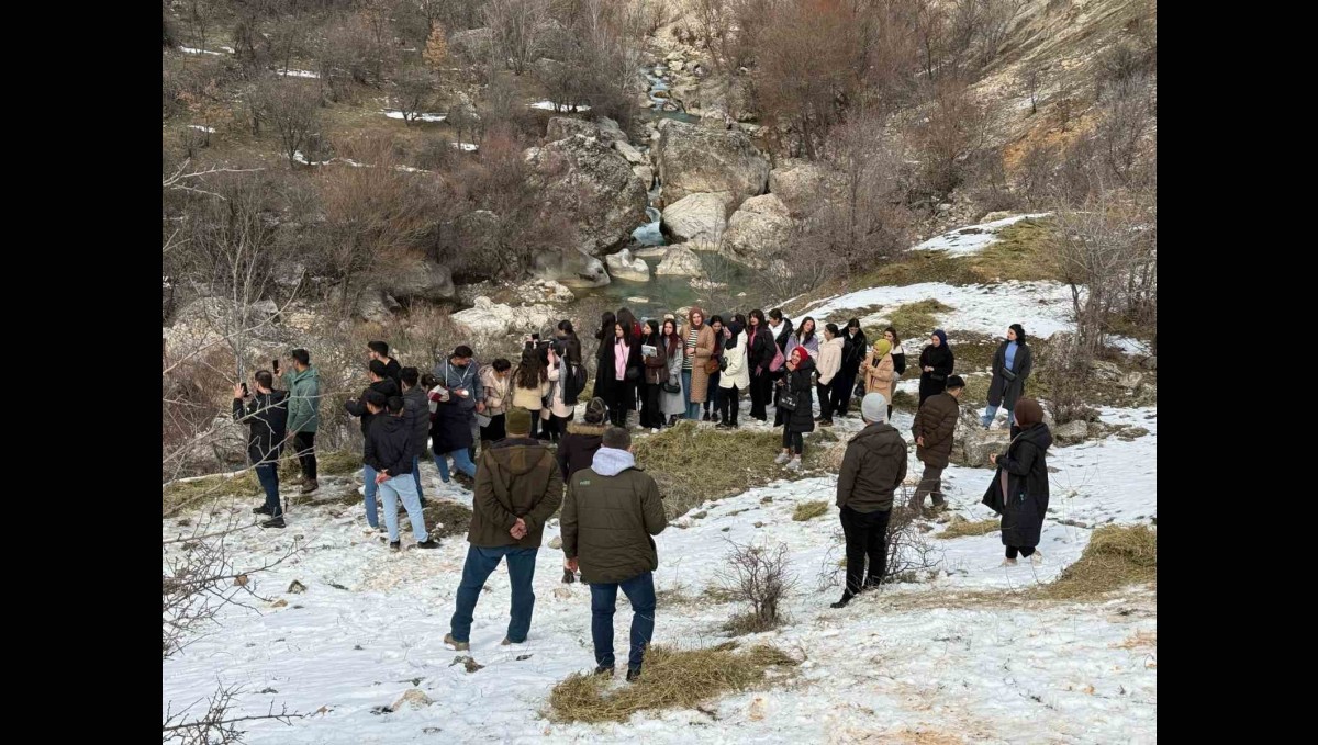 Tunceli'de öğrenciler yaban hayvanları için doğaya yem bıraktı