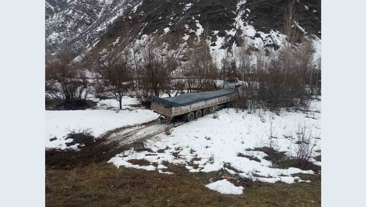 Tunceli'de şeker yüklü tır şarampole yuvarlandı