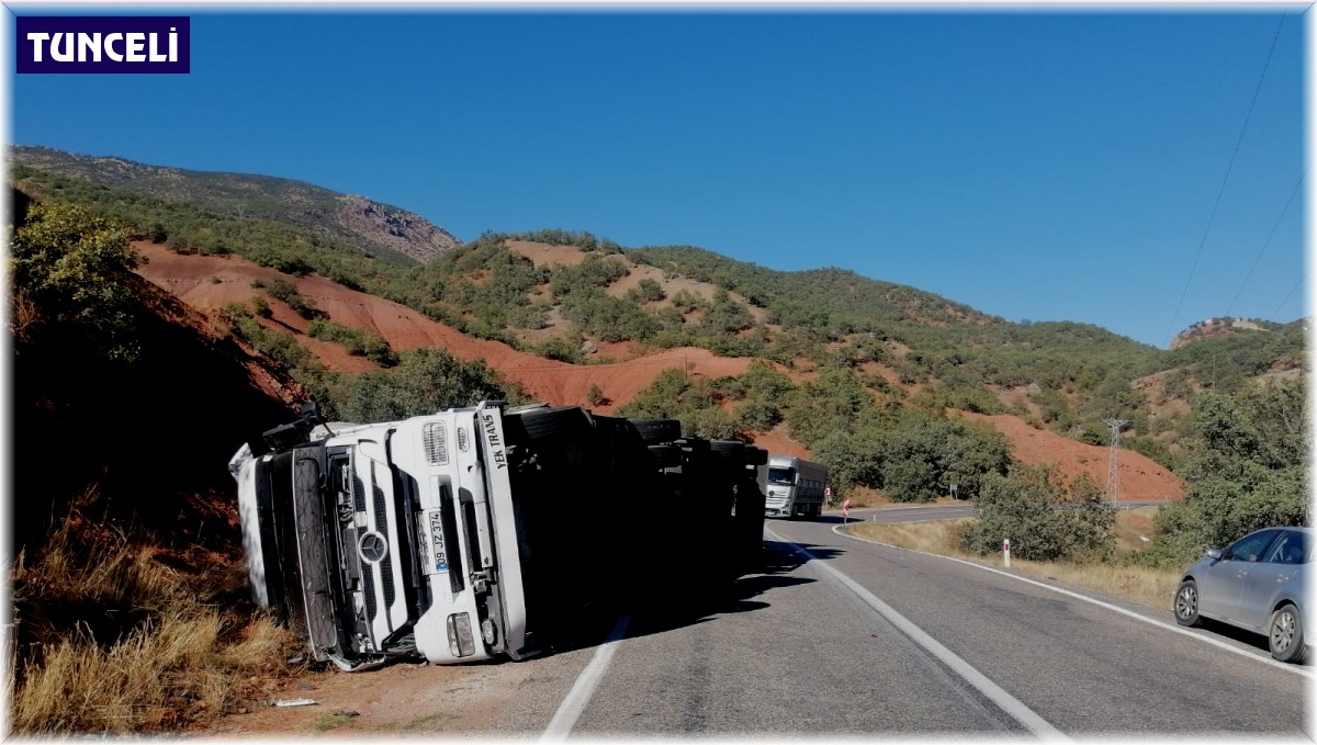 Tunceli'de tır devrildi: 1 yaralı