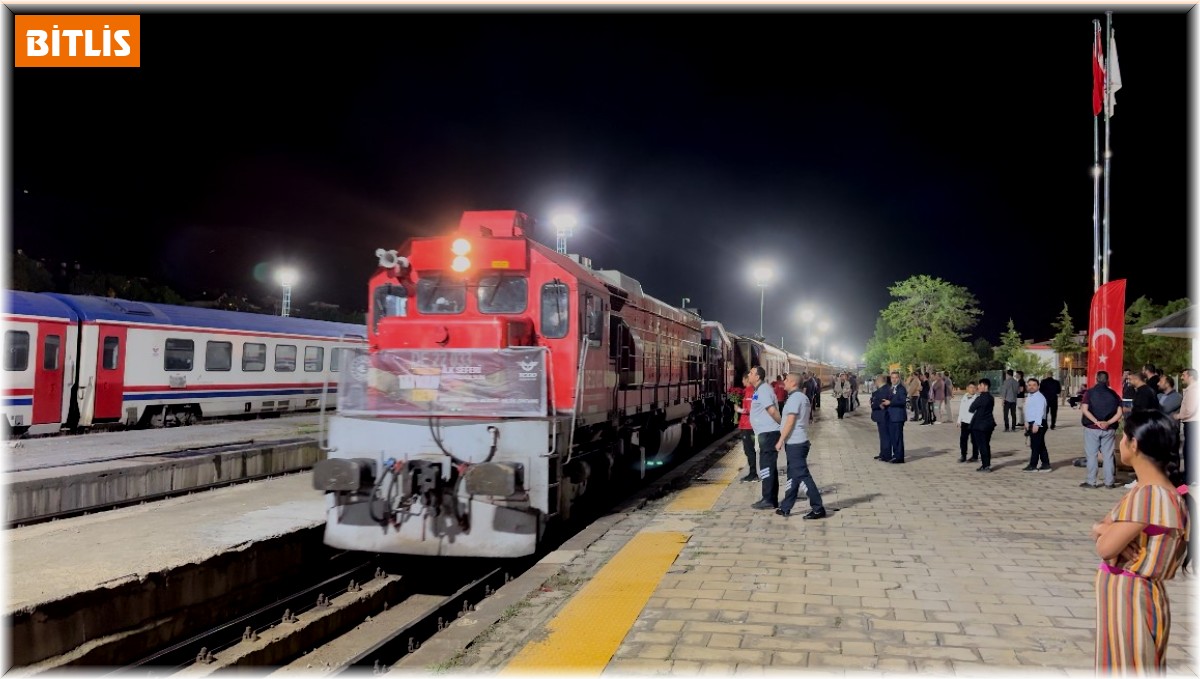 Turistik Tatvan Treni'nin ilk yolcuları Tatvan'a vardı