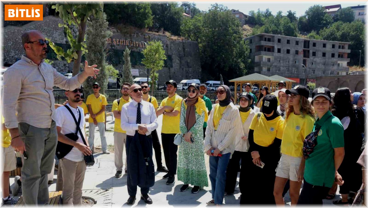 Turistik trenle Bitlis'e gelen öğrenciler tarihi mekanları gezdi