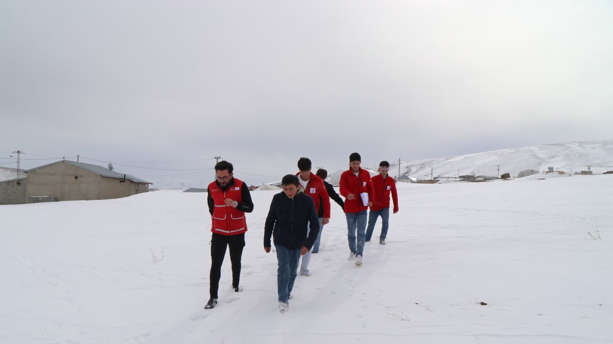 Türk Kızılayı'nın yardımlarıyla ısınıyorlar