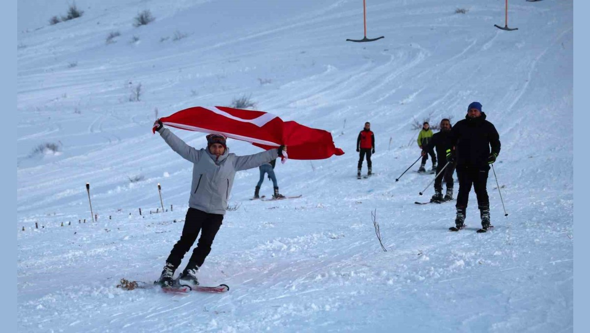 Türkiye'nin göl manzaralı kayak merkezinde sezon açıldı