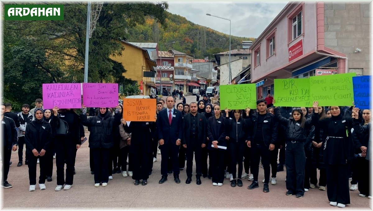 Üniversite öğrencileri kadına yönelik şiddete tepki gösterdi