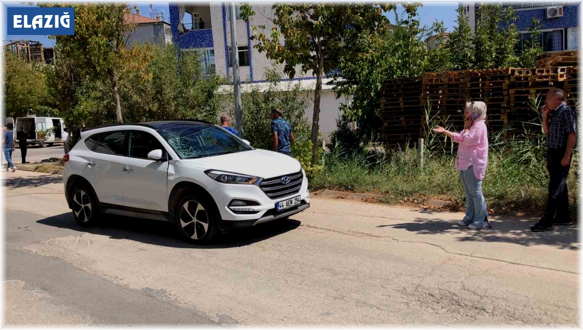 Uzaklaştırma kararı olan şahıs, eşinin aracının önüne kendi attı