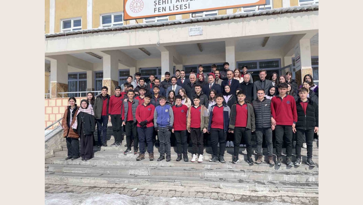 Vali Çakır Malazgirt Fen Lisesi öğrencileriyle buluştu