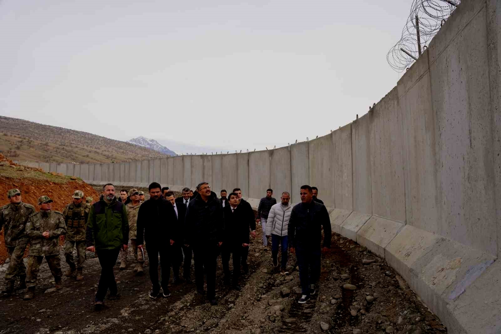 Vali Çelik yapımı devam eden karakol ve sınır duvarı çalışmalarını inceledi