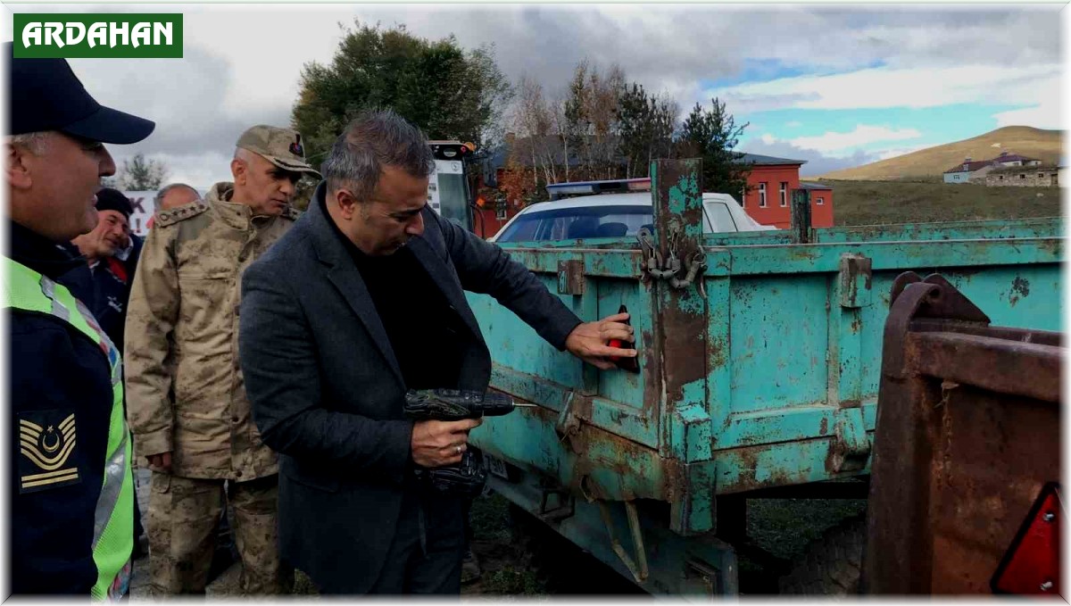 Vali Çiçek traktöre reflektör taktı