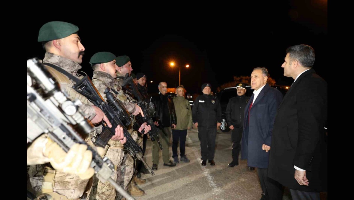 Vali Usta, yılın son ve ilk bebeklerine altın taktı