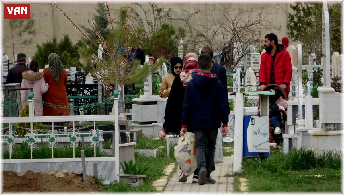 Van'da Arefe günü şehitlik ve mezarlıklar doldu taştı