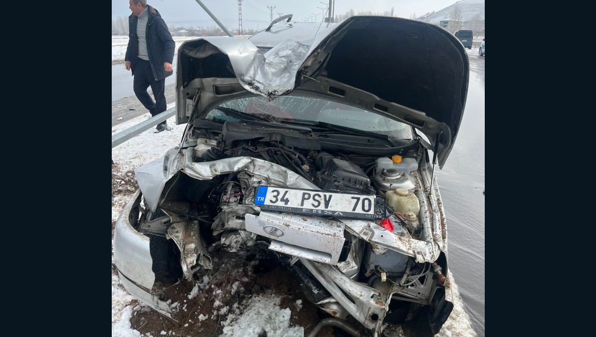 Van'da aydınlatma direğine çarpan otomobildeki 4 kişi yaralandı