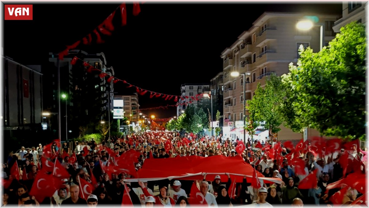 Van'da binlerce kişi '15 Temmuz' yürüyüşüne katıldı