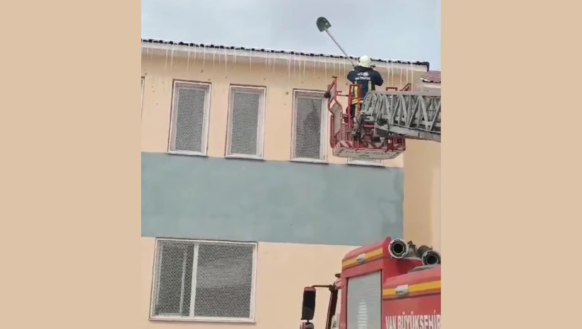 Van'da çatılarda tehlike saçan buz sarkıtları temizlendi