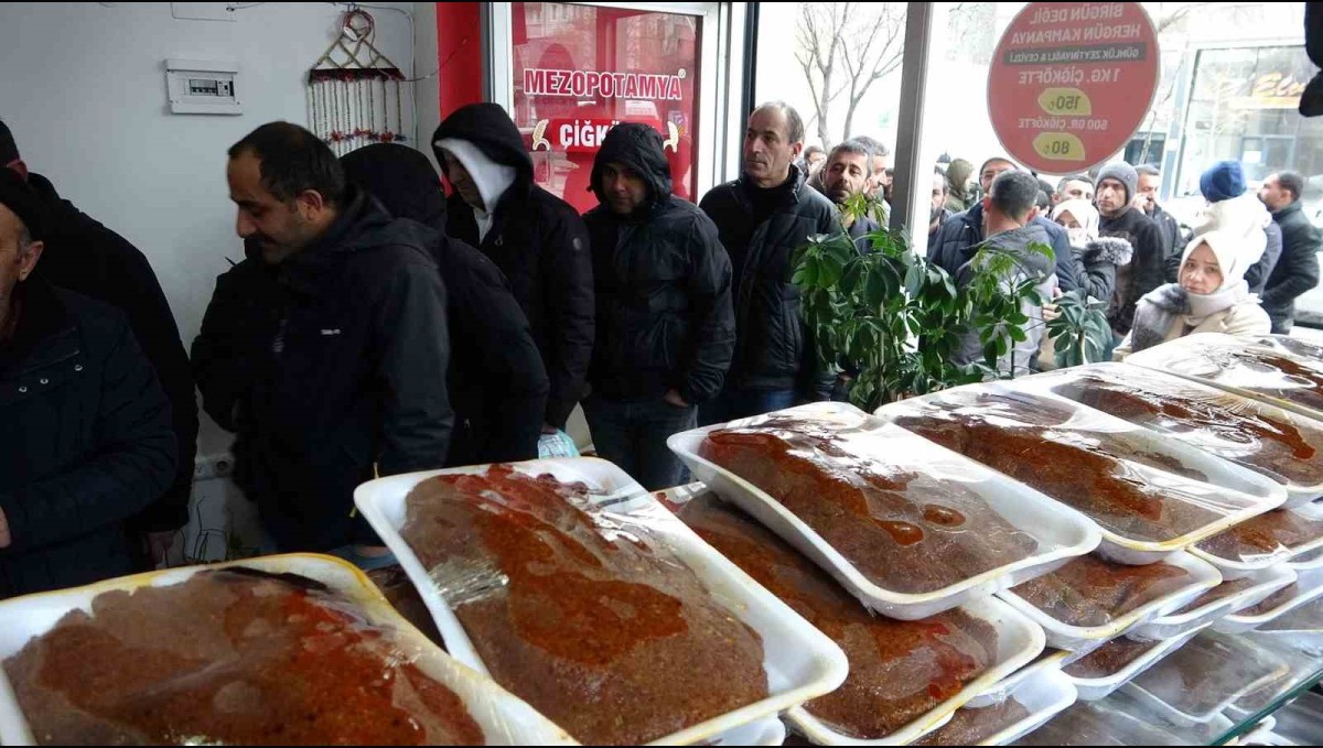 Van'da çiğ köfte kuyruğu