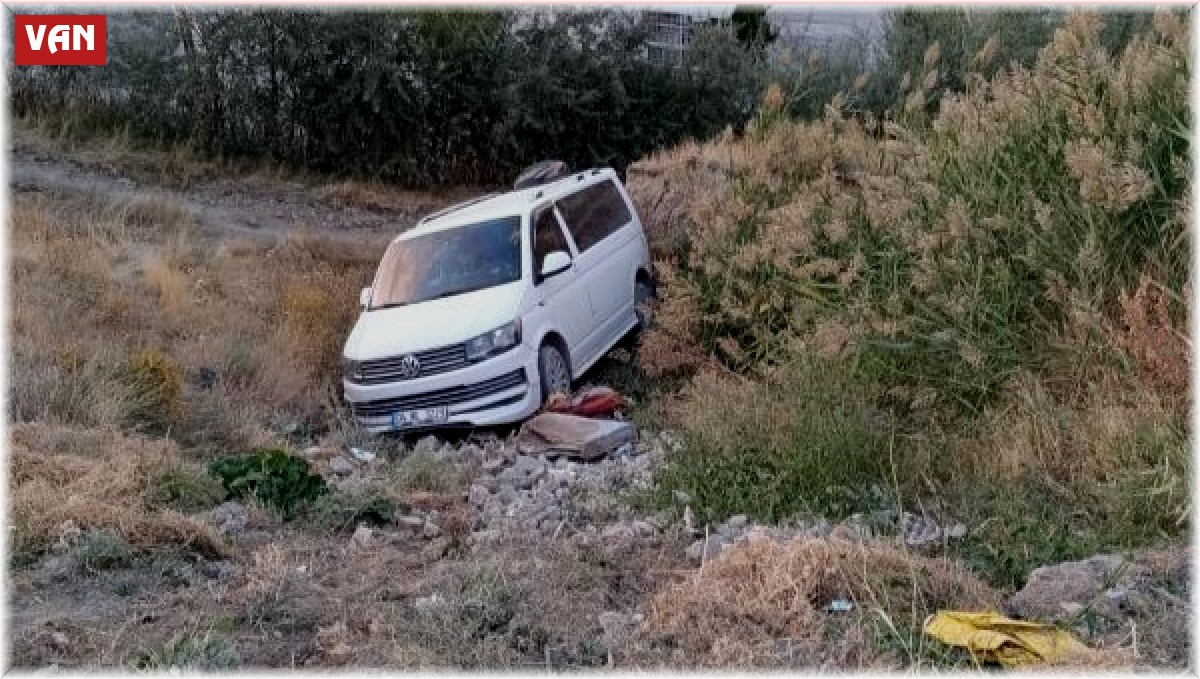 Van'da el freni çekilmeyen araç şarampole yuvarlandı