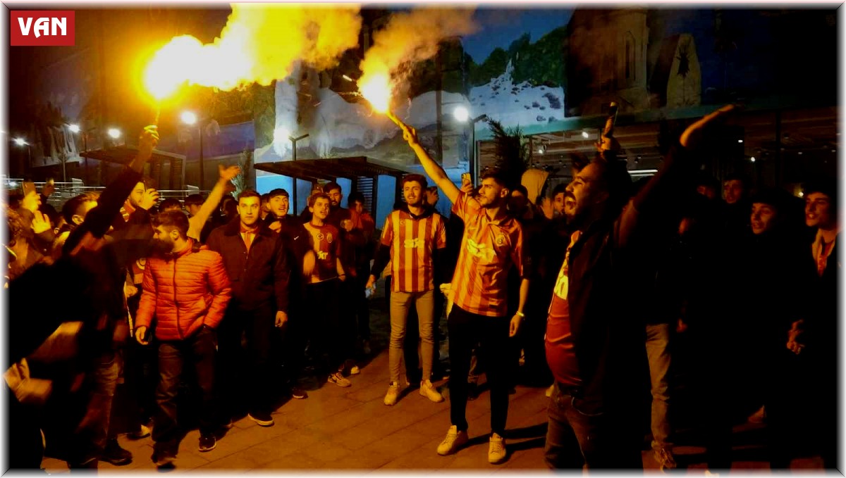 Van'da Galatasaraylı taraftarların derbi coşkusu