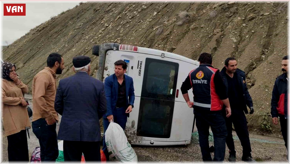 Van'da kontrolden çıkan minibüs yan yattı: 3 yaralı