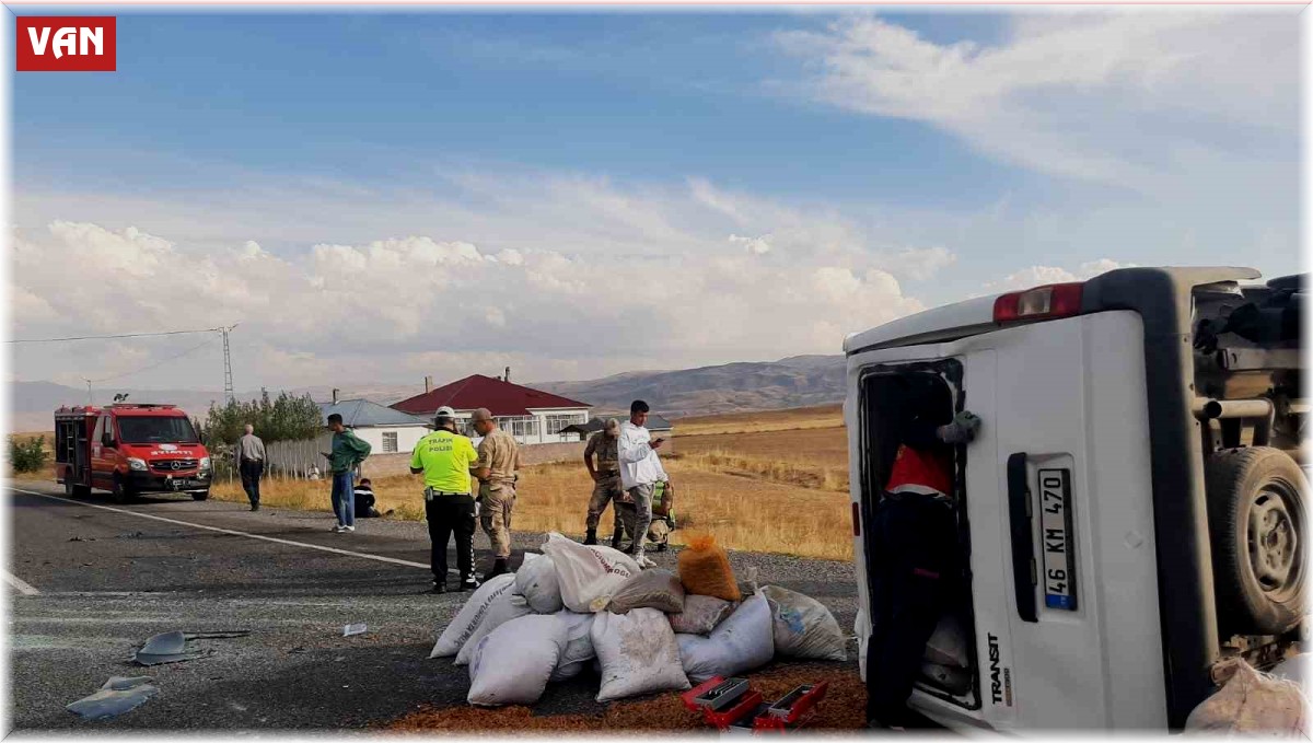 Van'da minibüs takla attı: 2 yaralı