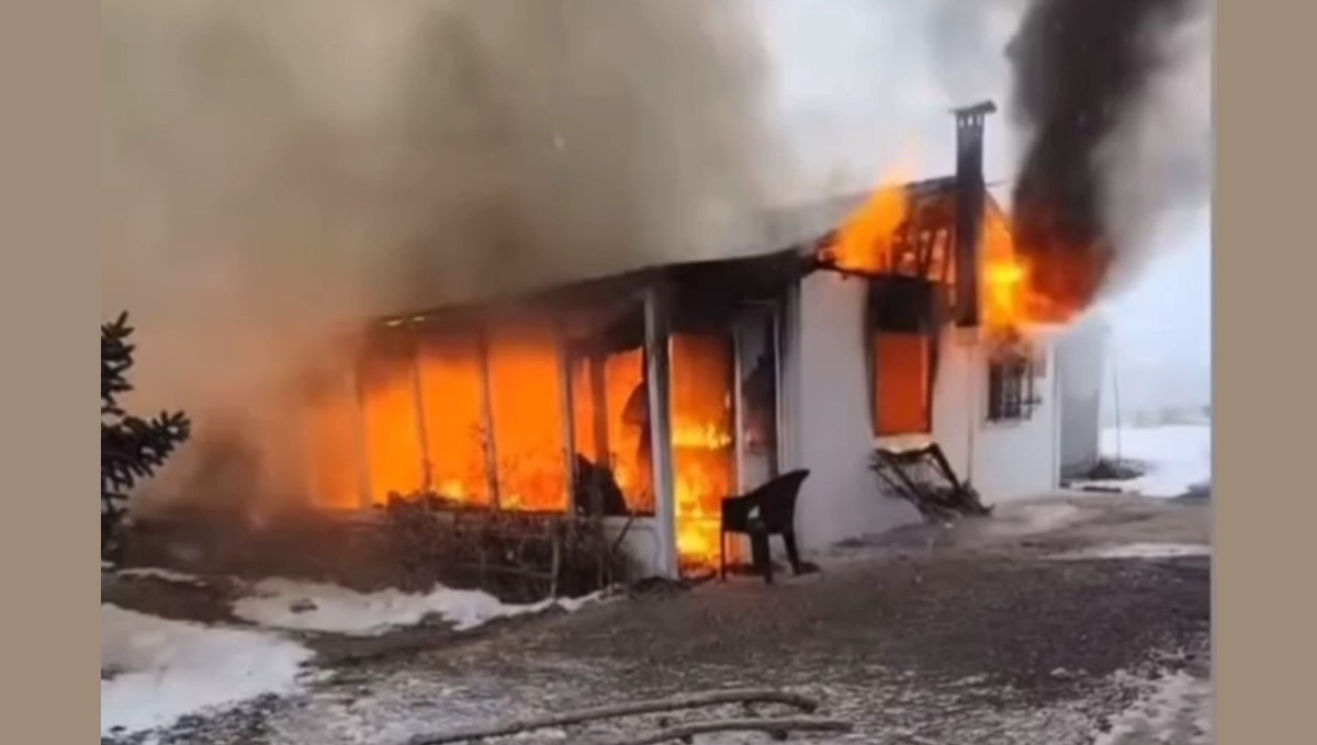 Van'da prefabrik ev alevlere teslim oldu