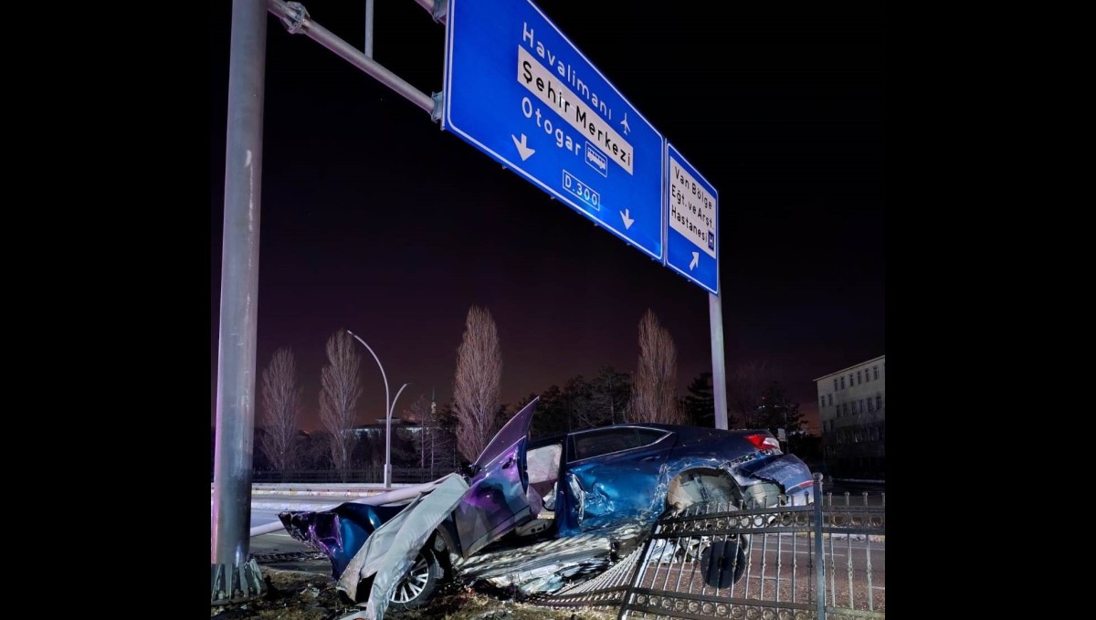 Van'da refüje çarpan otomobilin sürücüsü yarandı