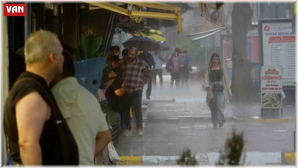 Van'da sağanak vatandaşı hazırlıksız yakaladı