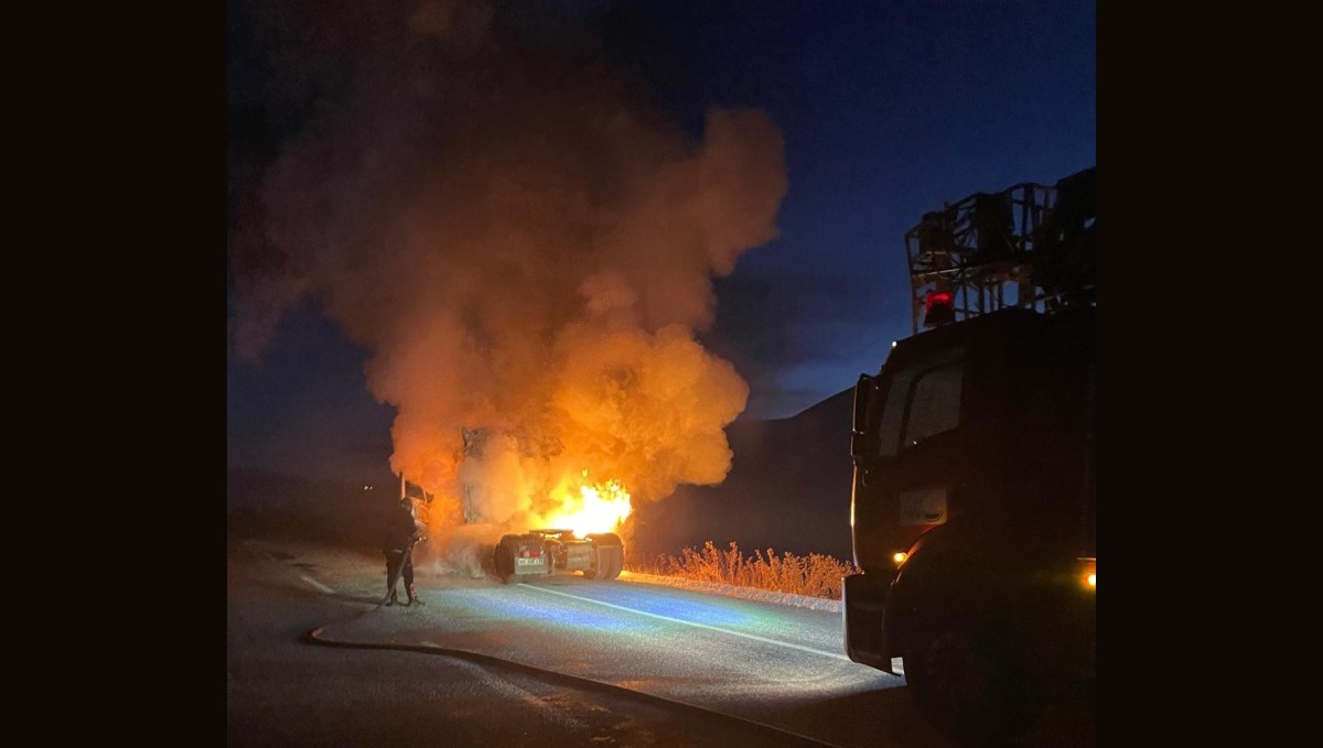 Van'da seyir halinde tır alev alev yandı